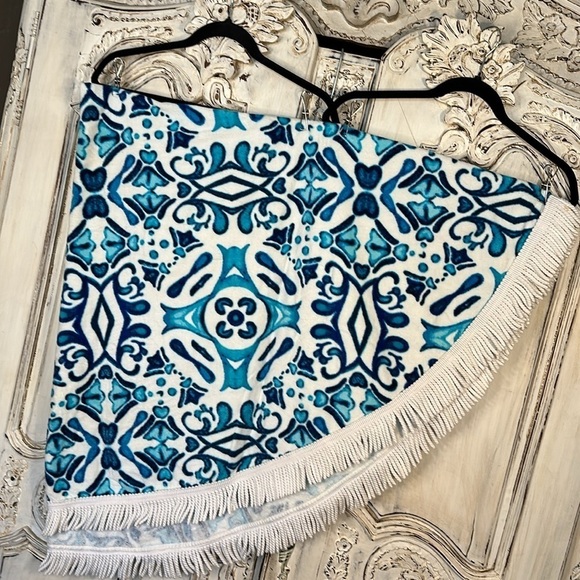 Blue and White Patterned Beach Towel - Picture 4 of 7
